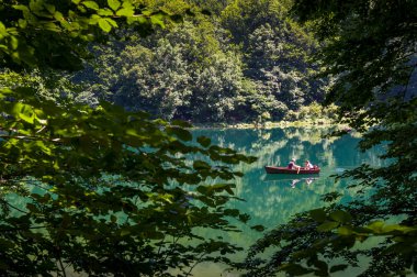 Orman Gölü iki kişiyle küçük ahşap tekne