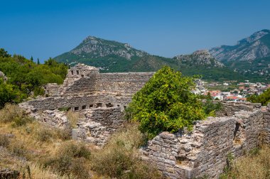 Bir dağ arka plan ile ortaçağ kalesi kalıntıları