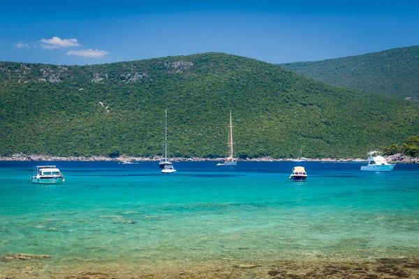 Bateaux de plaisance et yachts à l'ancre dans une belle baie calme avec de l'eau de rêve — Photo