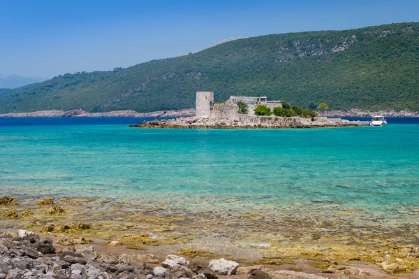 Turkuaz Adriyatik Bay adada Mirista küçük kale — Stok fotoğraf