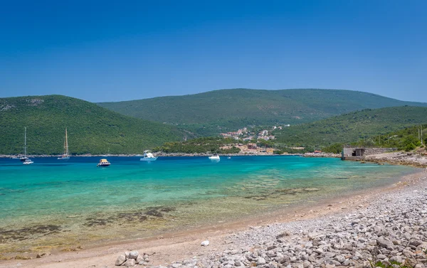 Belle baie de la mer Adriatique avec des bateaux de plaisance à l'ancre — Photo