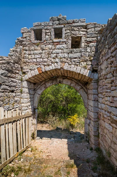 Ingresso alla vecchia fortezza di Sutomore — Foto Stock