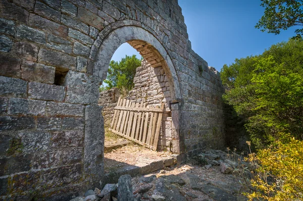 旧门在石头堡垒墙 — 图库照片