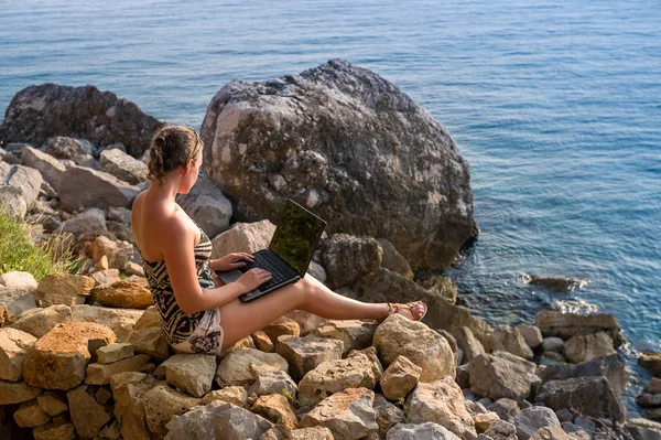 Mulheres trabalhando com laptop na costa do mar — Fotografia de Stock