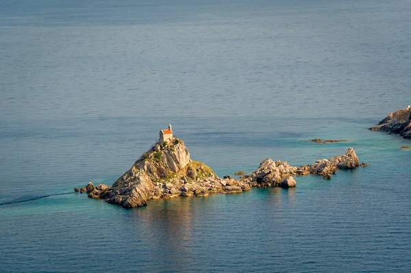 Katic insel mit kleinem kloster — Stockfoto