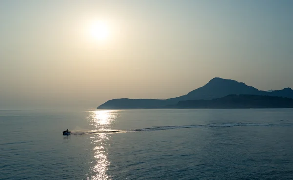 Jetski in de Adriatische zee met de berg achtergrond — Stockfoto