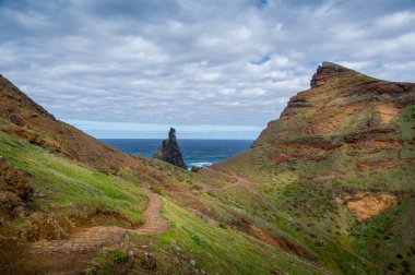 Doğu sahil Madeira Adası üzerinde yol hiking yürüyen turist.