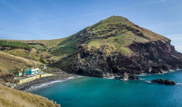 Spiaggia di sabbia vulcanica nera sull'isola di Madeira — Foto Stock