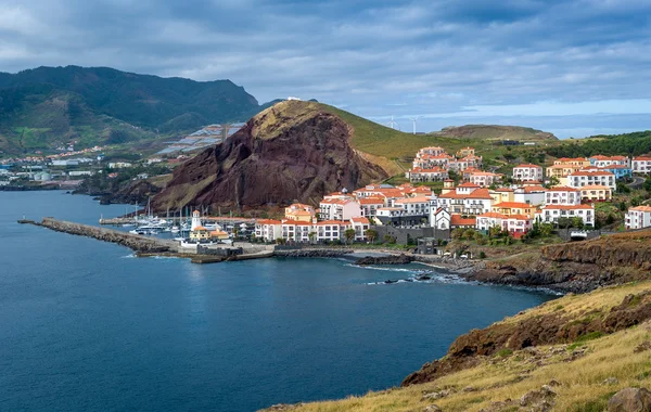 Vista canica de la ciudad. Costa este de Madeira . — Foto de Stock