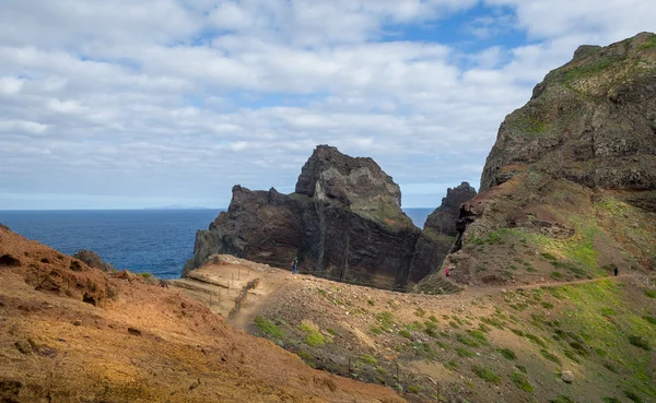 Turistler kayalık yürüyüş yolu üzerinde.