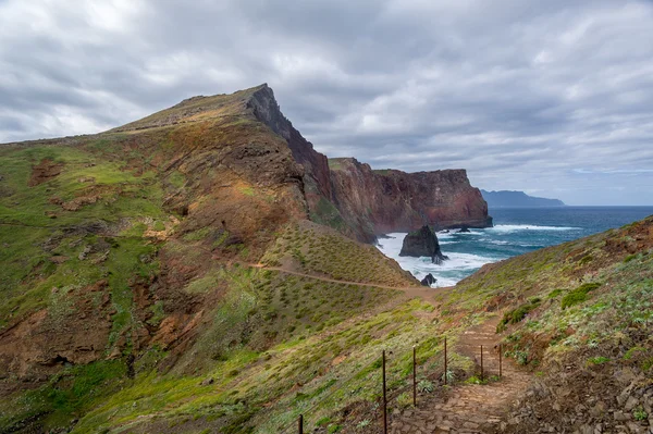 Ruta de senderismo por la isla de Madeira en un hermoso paisaje volcánico . — Foto de Stock