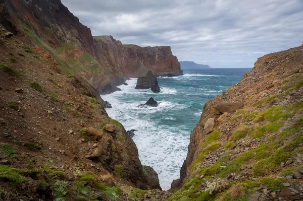 Skalnaté útesy ostrova Madeira — Stock fotografie