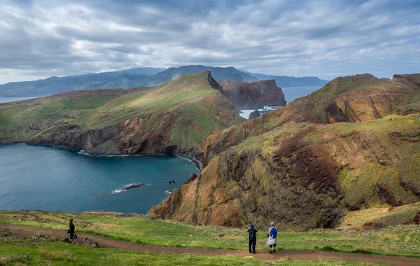 Tourists at wonderful hiking path in the mountains of Madeira. — Stock Photo, Image