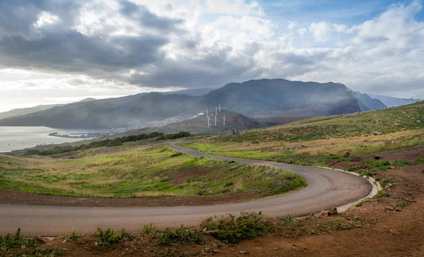 Estrada serpentina vazia na paisagem da ilha da Madeira — Fotografia de Stock