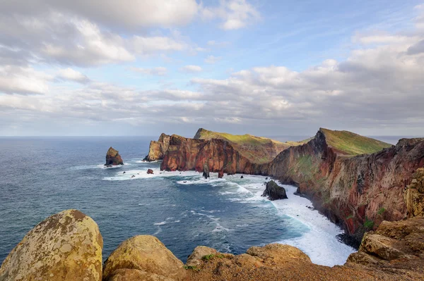 Ilha da Madeira costa rochosa — Fotografia de Stock