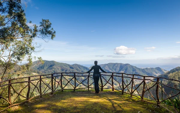 Frau am Aussichtspunkt des Santo da Serra Parks — Stockfoto