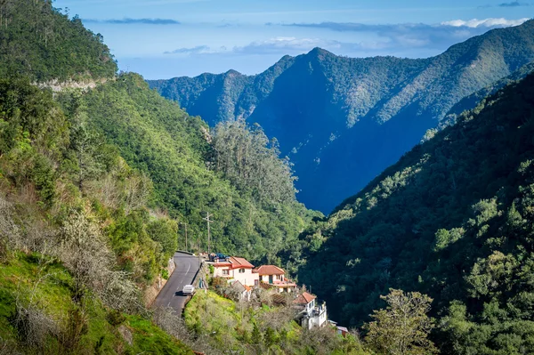 Ribeiro Frio villaggio tra le montagne di Madeira — Foto Stock