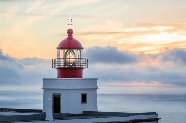 美しい夕日の背景に大きな灯台の建物と塔 — ストック写真