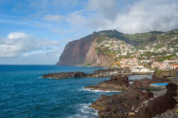 Camara de Lobos città sulle scogliere rocciose dell'oceano Atlantico — Foto Stock