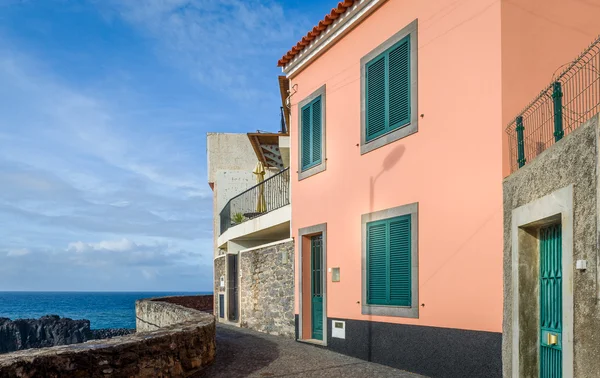 Casa colorida tradicional no penhasco do oceano — Fotografia de Stock