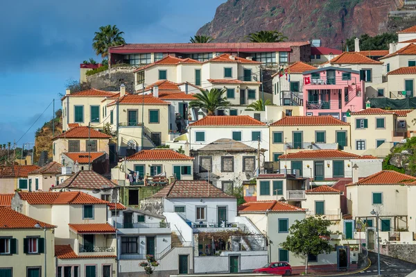 Antigas casas coloridas tradicionais em Camara de Lobos, Madeira — Fotografia de Stock