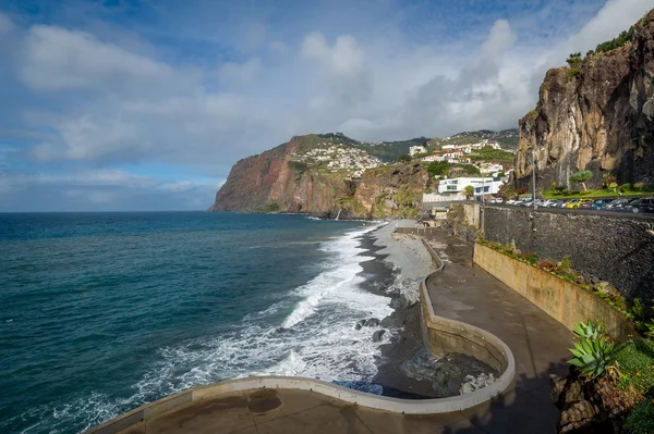 Lungo argine di pietra tra montagne e oceano — Foto Stock