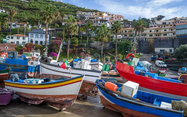 Barcos de pesca antiguos en el pueblo de Camara de Lobos — Foto de Stock