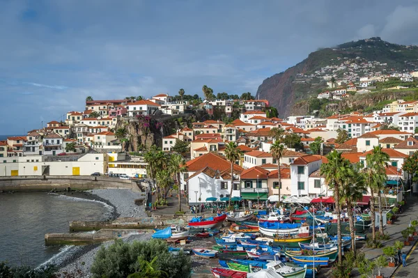 Camara de Lobos kasabası ve balıkçı tekneleri liman havadan görünümü