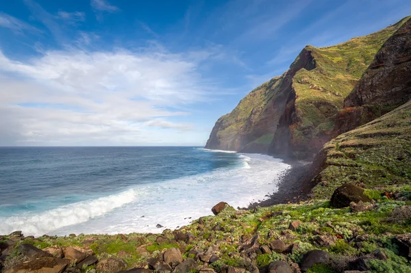 Wild ocean bay surrounded by rocky mountains of Madeira island — Stockfoto