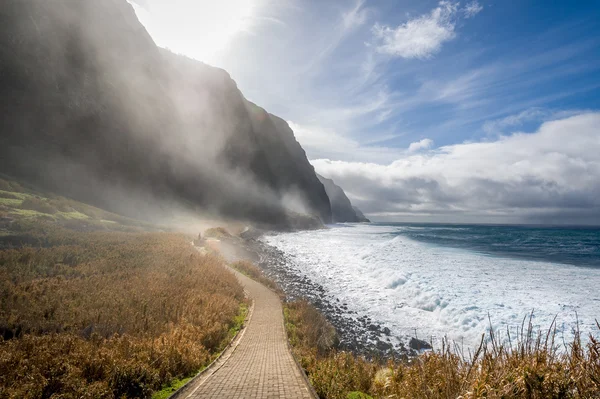 Дикая бухта острова Мадейра с горами в тумане — стоковое фото