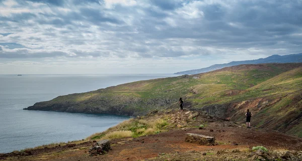 Toeristen kijken naar het landschap van de kust van het oosten van de Madeira. — Stockfoto