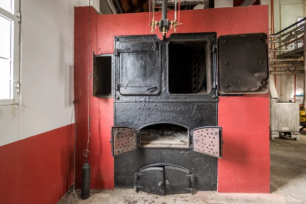 Vintage oven in rum fabriek in Porto da Cruz, eiland Madeira. — Stockfoto