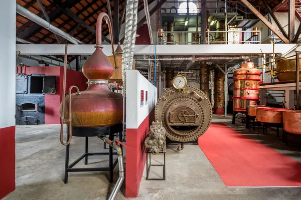 Fábrica de ron de tecnología tradicional en Porto da Cruz, isla de Madeira . — Foto de Stock