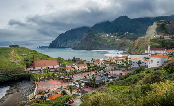 Eiland Madeira, Porto da Cruz stad en berg pieken in het landschap van de wolken. — Stockfoto