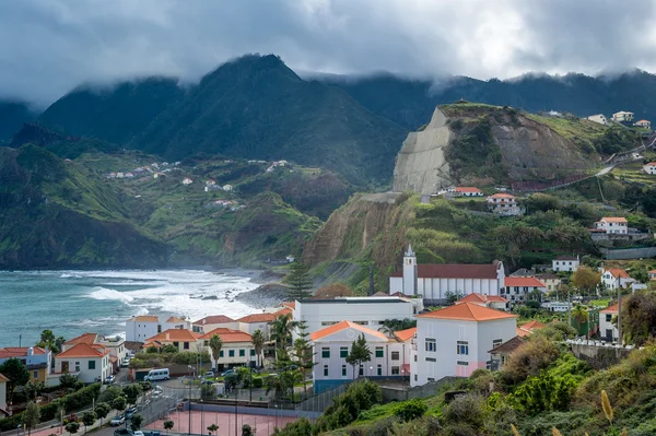 Porto da Cruz stad omgeven door vulkanische rotsen en bergen, het eiland Madeira — Stockfoto