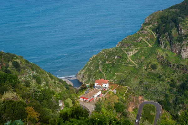 Veduta aerea delle strade serpentine di montagna sull'isola di Madeira . — Foto Stock