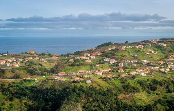 Tipici villaggi portoghesi di Madeira vista sull'isola — Foto Stock