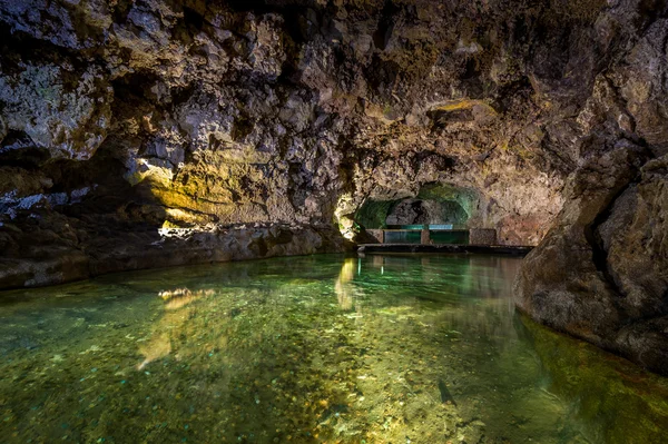 Podzemní jezero uvnitř přírodní sopečné jeskyně ostrova Madeira. — Stock fotografie