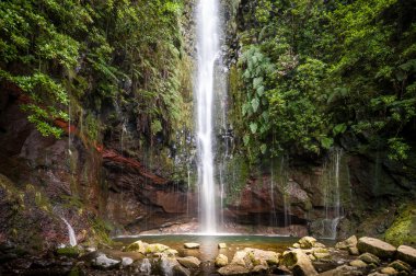 Güzel şelale bir yürüyüş rota levada 25 çeşmeler, Madeira Adası, Portekiz.