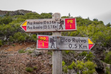 Pico Ruivo ve Arieiro yol işareti hiking