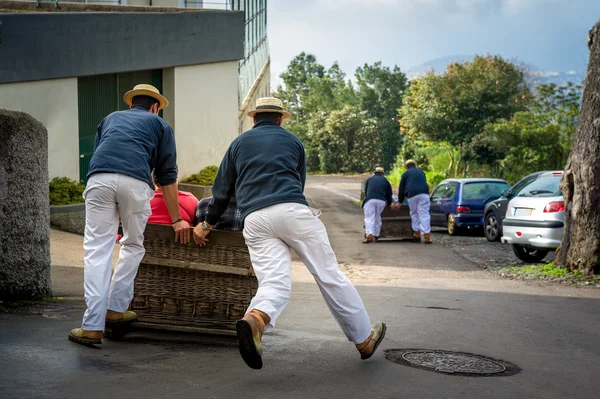 Funchal atracción turística trineo cuesta abajo —  Fotos de Stock