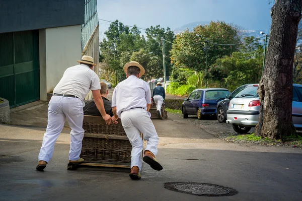 นั่งเลื่อนอ้อยลงเขาสําหรับนักท่องเที่ยวใน Funchal, ที่เกาะ Madeira . — ภาพถ่ายสต็อก