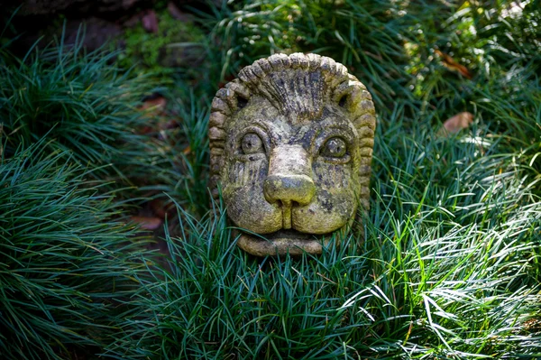 Lejonet möta skulptur i Monte turistiska trädgård Funchals. — Stockfoto