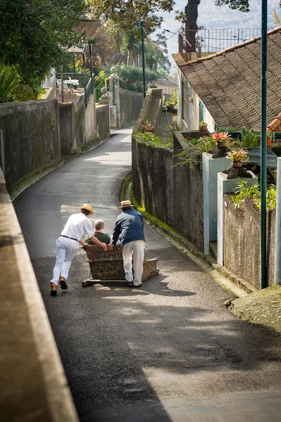 Downhill passeio em trenós de cana é atração turística popular do Funchal . — Fotografia de Stock