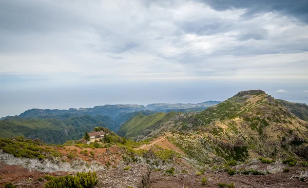 Scenic mountain view from Pico Ruivo lookout point. — Stock Photo, Image