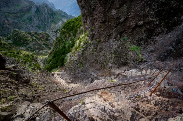 Scala in pietra ripida nei sentieri rocciosi dell'isola di Madeira . — Foto Stock