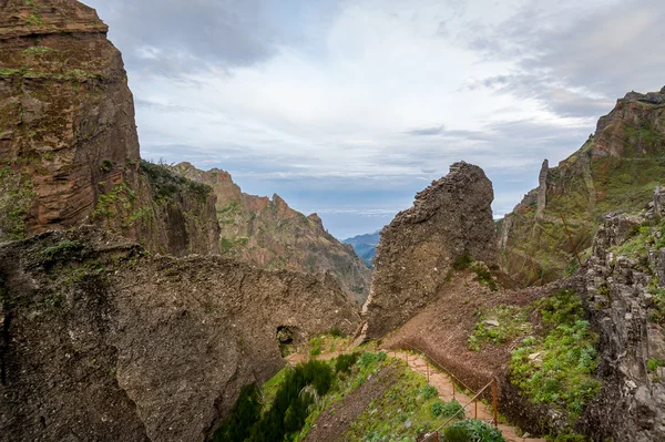 Sentiero a piedi tra le montagne rocciose dell'isola di Madeira . — Foto Stock