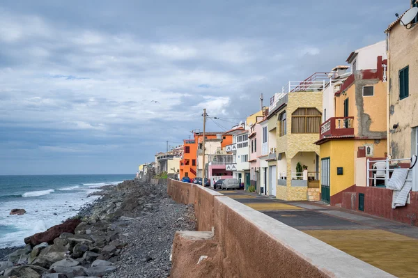 Casas coloridas en Paul do Mar, costa de la isla de Madeira . — Foto de Stock