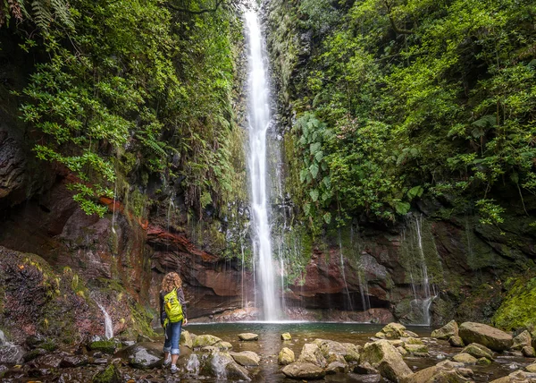 Cachoeira grande e mulher caminhante na levada 25 fontes em Rabacal, Ilha da Madeira — Fotografia de Stock