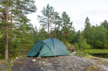 Ladoga gölü, Karelia imall adanın kayalarda Turist çadırı